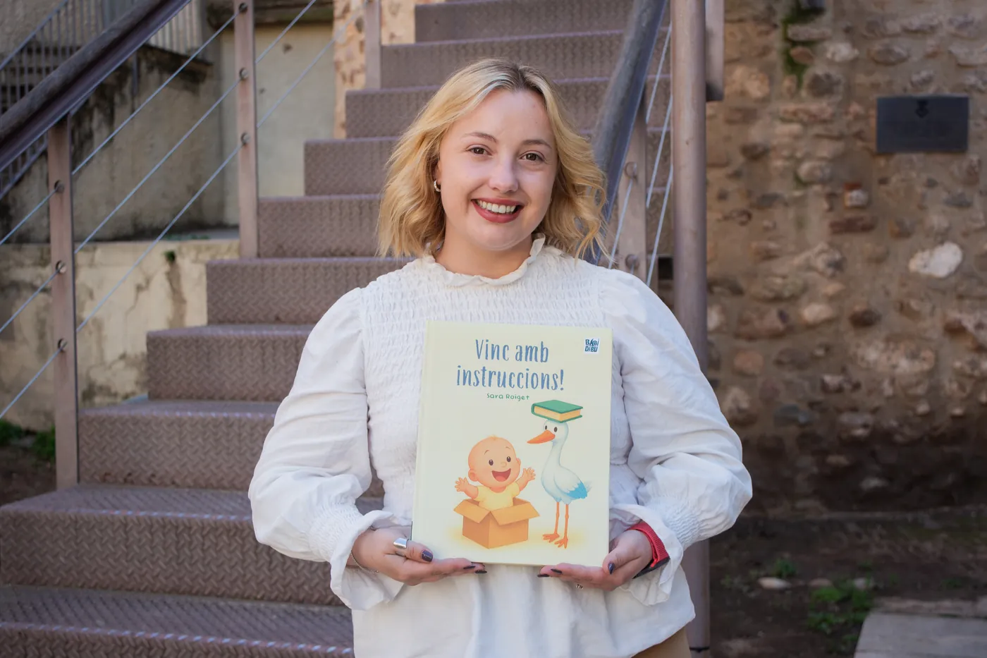Sara Roiget con su libro Vinc amb instruccions